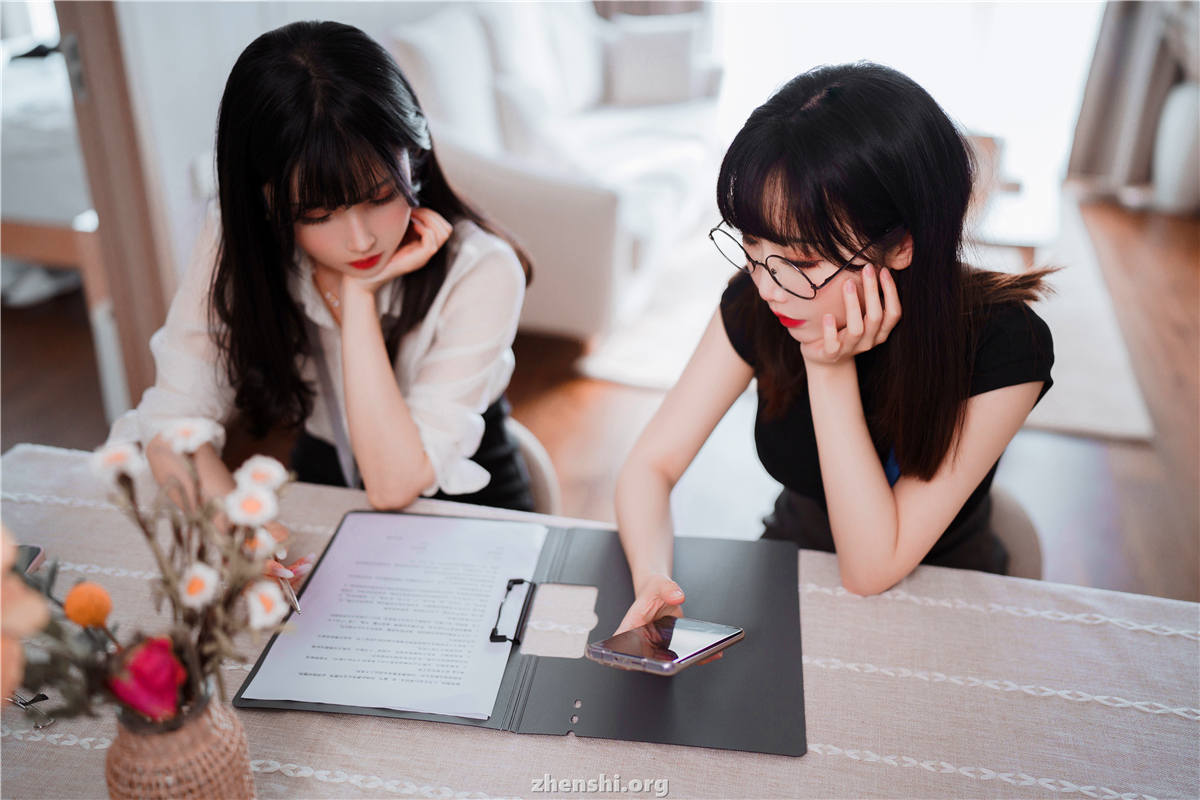 [Cosplay] rioko凉凉子 & 面饼仙儿 – OL百合篇