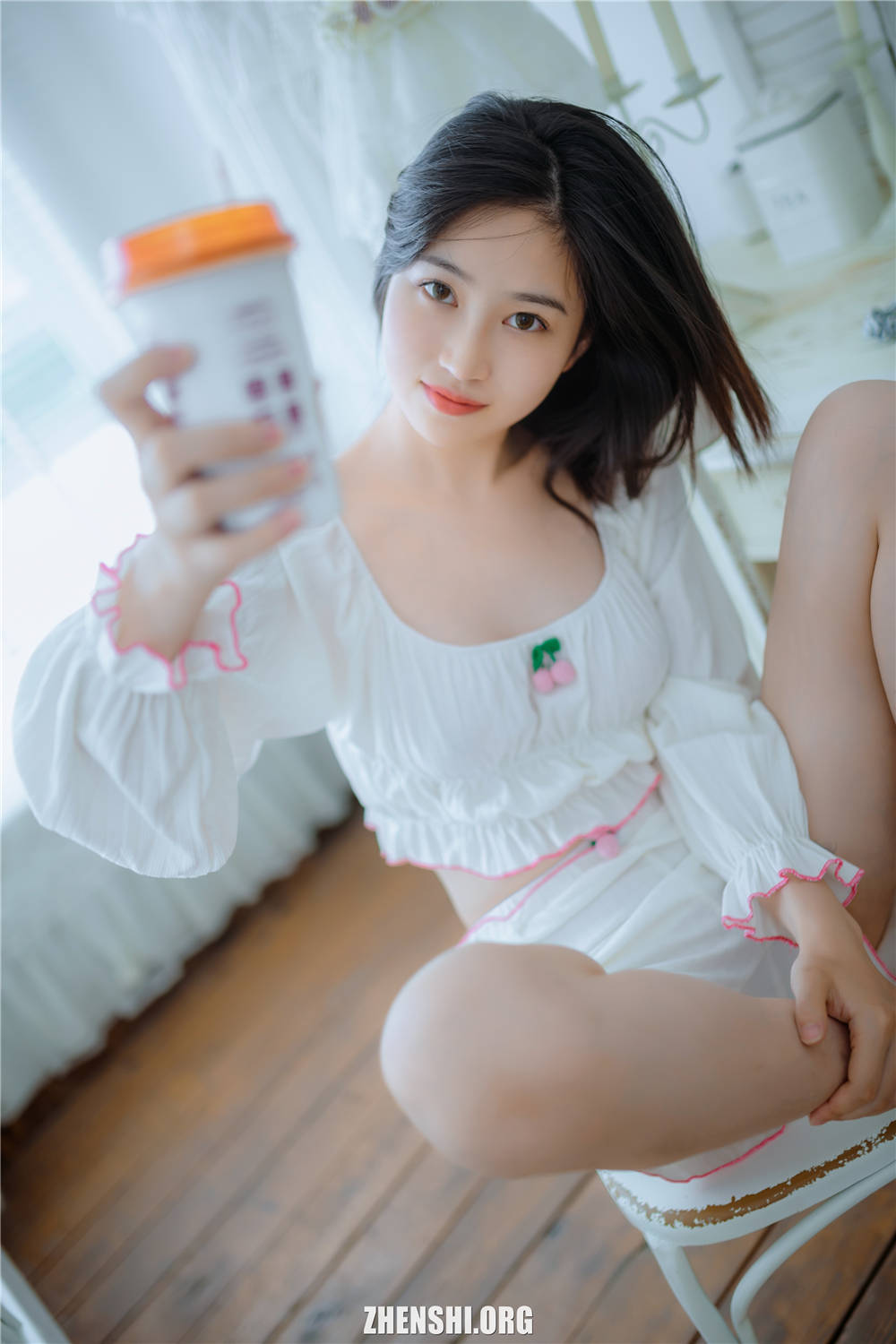 [Cosplay] 年年 – 爱吃棒棒糖的少女 35P